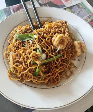 Mee goreng with green onions and shrimps